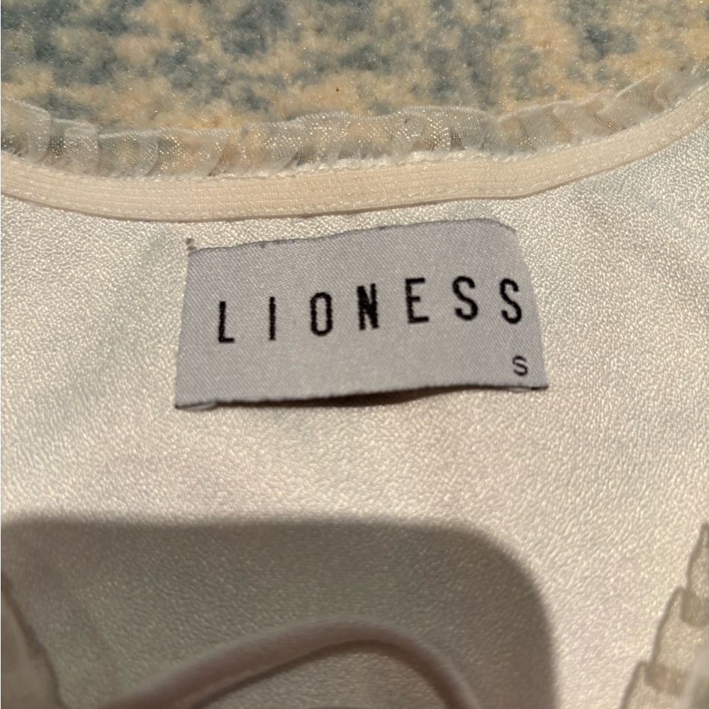 LIONESS small White Ruffled Crop Top tie front, puffy sleeves - Picture 6 of 8